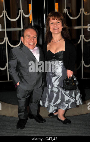 Radio Times Covers Party - London. Warwick Davis (links) und seine Frau Samantha kommen zur Radio Times Covers Party im Claridges Hotel, London. Stockfoto