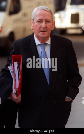 George Carman QC, der den Harrods-Eigentümer Mohamed Al Fayed vertritt, der vor dem High Court im Zentrum von London wegen des anhaltenden Verleumdungsanfalls des ehemaligen konservativen Abgeordneten Neil Hamiton gegen Fayed antrat. Stockfoto