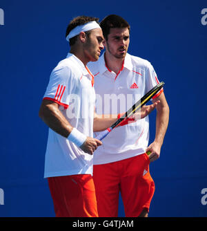 Die Briten Ross Hutchins (links) und Colin Flemming im Doppelspiel gegen die USA Ryan Harrison und Ryan Sweeting am dritten Tag der Australian Open 2012 im Melbourne Park in Melbourne, Australien. Stockfoto