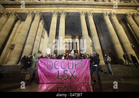 Occupy London Stock Exchange Protest. Demonstranten hielten ein Schild am Occupy London-Standort vor der St. Paul's Cathedral in der City of London. Stockfoto