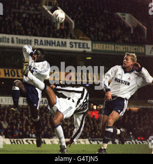 Newcastle-Spieler Helder Cristovao scheint den Kopf verloren zu haben, denn die Tottenham Hotspur-Spieler Stefen Iversen (R) und Ruel Fox fordern ihn im dritten Runde des FA-Pokalmatches für den Ball. *in der White Hart Lane Stockfoto