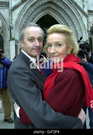 Neil und Christine Hamilton treffen am High Court in London ein, da ihr Verleumdungsverfahren gegen Harrods-Besitzer Mohamed Al Fayed fortgesetzt wird. Stockfoto