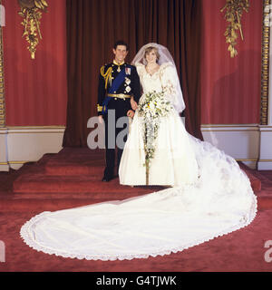 Der Prinz und die Prinzessin von Wales im Buckingham Palace nach ihrer Hochzeit in der St. Paul's Cathedral am 29. Juli 1981. Stockfoto