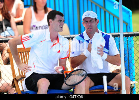 Der britische Jamie Murray (links) und der australische Doppelpartner Paul Hanley machen während des Spiels am vierten Tag der Australian Open 2012 im Melbourne Park in Melbourne, Australien, eine Pause. Stockfoto