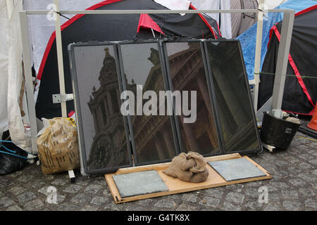 Occupy London Stock Exchange Protest. Sonnenkollektoren am Standort Occupy London vor der St Paul's Cathedral in der City of London. Stockfoto