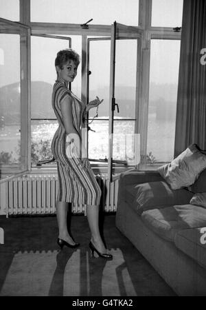 Brigitte Bardot 1956. Die französische Schauspielerin Brigitte Bardot im Savoy Hotel in London vor einer Royal Film Performance. Stockfoto