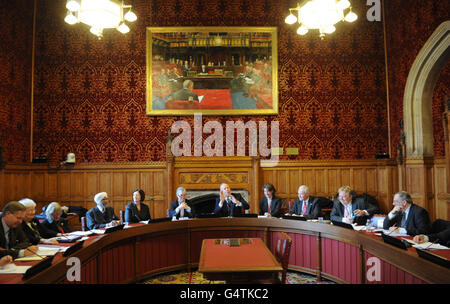 Der ehemalige Metropolitan Police Commissioner Lord Stevens hält die Eröffnungssitzung der Unabhängigen Kommission über die Zukunft der Polizeiarbeit im House of Lords in London ab. Stockfoto