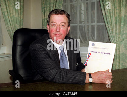 Lord Wakeham, Vorsitzender der Kommission für Pressebeschwerden, hält eine Kopie des Berichts „EIN Haus für die Zukunft“ im Rahmen der Königlichen Kommission zur Reform des Oberhauses. Stockfoto