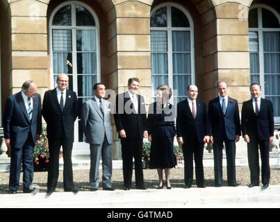 Delegationsleiter versammelten sich am zweiten Tag des Londoner Wirtschaftsgipfels mit sieben Nationen im Lancaster House in London. * (L-R) Bundeskanzler Helmut Kohl, Italiens Ministerpräsident Benito Craxi, Japans Premierminister Yasuhiro Nakasone, Amerikas Präsident Ronald Reagan, die britische Premierministerin Margaret Thatcher, der französische Präsident Francois Mitterand, der kanadische Premier Pierre Trudeau und der EU-Kommissar Gaston Thorn Stockfoto