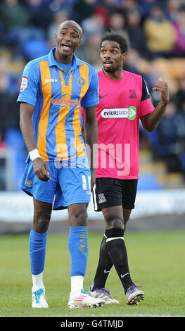 Marvin Morgan (links) von Shrewsbury Town wird von Anthony Grant von Southend United getröstet, nachdem er seine rote Karte während des Spiels der npower Football League Two in Greenhous Meadow, Shrewsbury, erhalten hat. Stockfoto