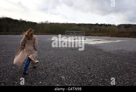 Vanessa Vine, ein Mitglied von "No Fracking in Sussex", geht zu der Szene in Balcombe, West Sussex, wo das amerikanische Öl- und Gasunternehmen Cuadrilla Erkundungsbohrungen für Schiefergas durchführen will. Bilddatum: Donnerstag, 19. Januar 2011. Siehe PA Story UMWELT Fracking Bildnachweis sollte lauten: Gareth Fuller/PA Wire Stockfoto