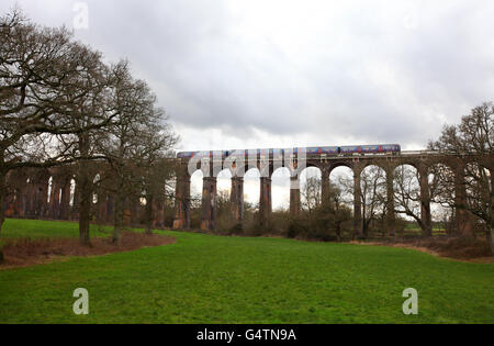 Eine allgemeine Ansicht des Viadukts von Ouse Valley (auch Balcombe Viaduct genannt) über den Fluss Ouse auf der London-Brighton Railway Line nördlich von Haywards Heath und südlich von Balcombe, West Sussex, wo das amerikanische Öl- und Gasunternehmen Cuadrilla Explorationsbohrungen für Schiefergas durchführen will. Bilddatum: Donnerstag, 19. Januar 2011. Siehe PA Story UMWELT Fracking Bildnachweis sollte lauten: Gareth Fuller/PA Wire Stockfoto