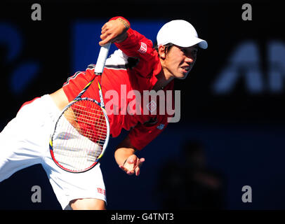 Der japanische Kei Nishikori ist am zehnten Tag der Australian Open 2012 im Melbourne Park in Melbourne, Australien, gegen den britischen Andy Murray im Einsatz. Stockfoto