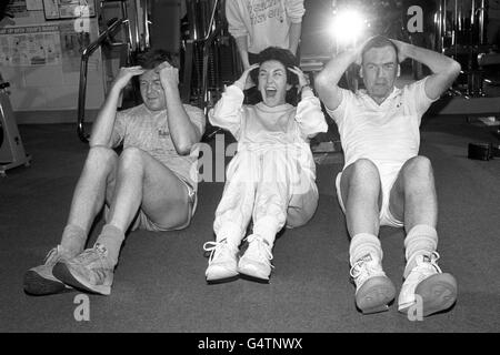 Junior-Gesundheitsministerin Edwina Currie macht einige Sit-Ups während einer nicht ganz so ernsten Übungssitzung im Health Haven Gym in London, mit Tory MP David Atkinson, links, MP für Bournemouth East und Nicholas Baker, MP für Dorset North. Stockfoto