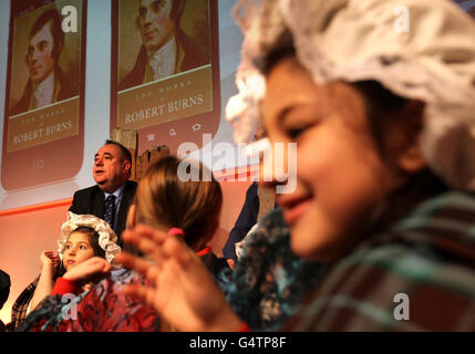 Schottlands erster Minister Alex Salmond sieht sich eine kurze Aufführung von Tam O Shanter an, an der Grundschüler im Netherbow Theatre, dem Scottish Storytelling Centre in Edinburgh, beteiligt sind. Stockfoto