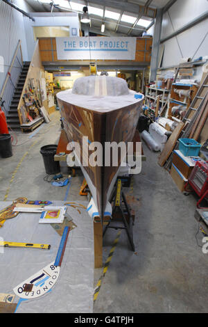 Künstler Gary Winters mit Holzobjekten, die dem Boat Project in Thornham Marina in Emsworth, Hampshire, gespendet wurden. Stockfoto