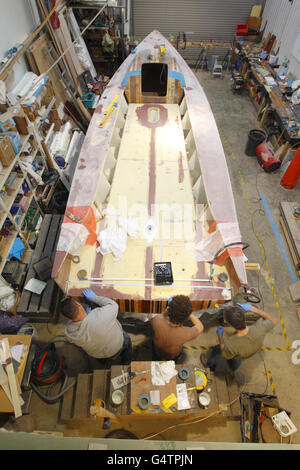 Künstler Gary Winters mit Holzobjekten, die dem Boat Project in Thornham Marina in Emsworth, Hampshire, gespendet wurden. Stockfoto