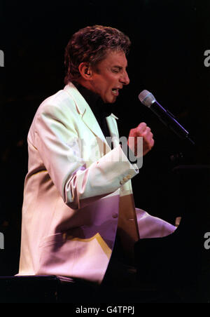 Barry Manilow Wembley. Barry Manilow bei einem Konzert im Wembley Stadium. Stockfoto