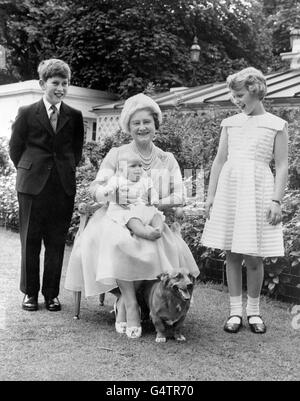 Royalty - Königin Mutter 60. Geburtstag - Clarence House, London Stockfoto