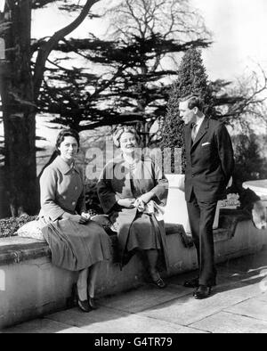 Prinzessin Margaret und der Fotograf Antony Armstrong-Jones haben sich mit ihrer Mutter, der Queen Mother, im Sonnenschein der Royal Lodge, Windsor, engagiert. Stockfoto