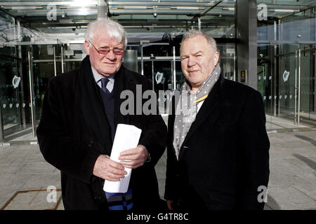 Sean Garland (links) mit Reverend Chris Hudson vor dem High Court in Dublin, nachdem Irlands Staatsanwälte gebeten worden waren, zu prüfen, ob der Veteran des Republikaners Sean Garland wegen eines angeblichen US-Superdollars-Fälschungsgrundstücks angeklagt werden sollte. Stockfoto