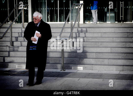 Sean Garland vor dem High Court in Dublin, nachdem Irlands Staatsanwälte gebeten worden waren, zu prüfen, ob der Veteran des Republikaners Sean Garland wegen eines angeblichen US-Dollar-Fälschungsgrundstücks angeklagt werden sollte. Stockfoto