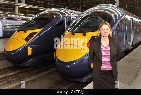 Verkehrssekretärin Justine Greening auf dem Bahnsteig am Bahnhof St Pancras in London, als das umstrittene Hochgeschwindigkeits-Eisenbahnprojekt HS2 grünes Licht erhielt. Stockfoto