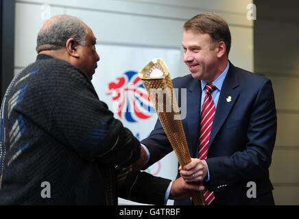 Andy Hunt Team GB Chef de Mission und BOA CEO (rechts) überreichen die olympische Fackel an Jim Redmond, der von Andy Hunt während des Londoner Fackellaufs 2012 während eines Photocall im Wembley Stadium, London, für die olympische Flamme nominiert wurde. Stockfoto