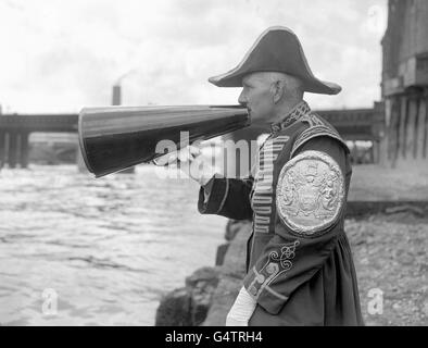 Herr Harry Phelps, Bargemaster der Fishmongers Company und unterstützt von einem Megaphon, gibt den Wettbewerbern beim 245. Doggett's Coat and Badge Race Anweisungen. Doggett's Coat and Badge ist der Preis und Name für das älteste Ruderrennen der Welt Stockfoto