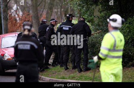 Die Polizei durchsucht das Gebiet um das Haus in Handsworth Wood, Birmingham, wo die Leichen von Avtar und Carole Kolar heute Morgen entdeckt wurden, was eine doppelte Morduntersuchung ausgelöst hat. Stockfoto