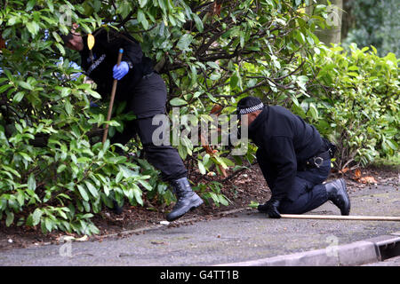 Die Polizei durchsucht das Gebiet um das Haus in Handsworth Wood, Birmingham, wo die Leichen von Avtar und Carole Kolar heute Morgen entdeckt wurden, was eine doppelte Morduntersuchung ausgelöst hat. Stockfoto