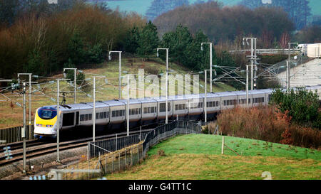 Eine allgemeine Ansicht eines Eurostar-Zuges der Klasse 373, der durch Ashford, Kent, fährt. Stockfoto