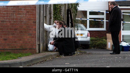 Die Polizei durchsucht das Gebiet um das Haus in Handsworth Wood, Birmingham, wo die Leichen von Avtar und Carole Kolar heute Morgen entdeckt wurden, was eine doppelte Morduntersuchung ausgelöst hat. Stockfoto