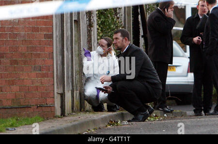 Die Polizei durchsucht das Gebiet um das Haus in Handsworth Wood, Birmingham, wo die Leichen von Avtar und Carole Kolar heute Morgen entdeckt wurden, was eine doppelte Morduntersuchung ausgelöst hat. Stockfoto