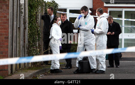 Die Polizei durchsucht das Gebiet um das Haus in Handsworth Wood, Birmingham, wo die Leichen von Avtar und Carole Kolar heute Morgen entdeckt wurden, was eine doppelte Morduntersuchung ausgelöst hat. Stockfoto