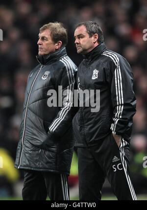 Fußball - Carling Cup - Halbfinale - Erstes Bein - Manchester City gegen Liverpool - Etihad Stadium. Liverpool-Manager Kenny Dalglish (links) und Assistent Steve Clarke an der Touchline Stockfoto