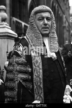 PA Photo 20/10/54 der Lordkanzler, Viscount Kilmuir der ehemalige Innenminister, Sir David Maxwell Fyfe verlässt die Gerichte, nachdem er als neuer Lordkanzler in London vereidigt wurde Stockfoto