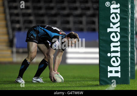 Rugby Union - Heineken Cup - Pool Five - Ospreys gegen Benetton Treviso - Liberty Stadium. Ospreys Tommy Bowe trifft auf den ersten Versuch, während eines Heineken Cup Pool Five-Spiels im Liberty Stadium, Swansea. Stockfoto