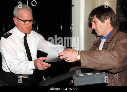 Downing St/Petition Stockfoto