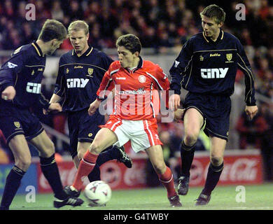 Junhino von Middlesbrough (Mitte) schlängelt sich während ihres FA-Premiership-Spiels im Riverside Stadium durch ein Labyrinth von Wimbledon-Verteidigern. Endergebnis: 0-0. Stockfoto