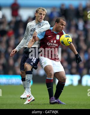 Fußball - Barclays Premier League - Aston Villa gegen Everton - Villa Park. Evertons Phil Neville (links) und Gabriel Agbonlahor von Aston Villa in Aktion Stockfoto