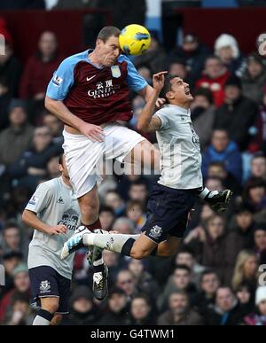 Fußball - Barclays Premier League - Aston Villa gegen Everton - Villa Park. Richard Dunne von Aston Villa (links) und Tim Cahill von Everton kämpfen um den Ball in der Luft Stockfoto