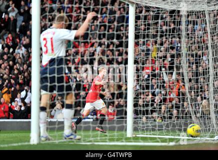 Paul Scholes (rechts) von Manchester United feiert den ersten Treffer Ziel des Spiels als David Wheater von Bolton Wanderers (links) Steht dejected Stockfoto