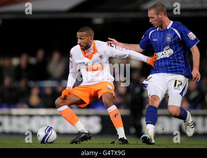 Elliott Grandin von Blackpool hält Andy Drury von Ipswich Town (rechts) während des npower Championship-Spiels in der Portman Road, Ipswich, zurück. Stockfoto