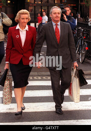 Der ehemalige Tory-Minister Neil Hamilton und seine Frau Christine gehen Hand in Hand an die hohen Gerichte im Zentrum von London, für das anhaltende Verleumdungsverfahren gegen Harrods-Chef Mohamed Al Fayed. Stockfoto