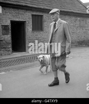 Ehemaliger Premierminister Harold Macmillan im Earl of Swinton's Estate, Yorkshire, wo er als Gast bei der Birkhuhnschießparty mitmachte Stockfoto