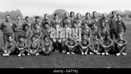 British Lions Kader Neuseeland-Tour. (l-r on Ground) Ray McLoughlin, Ray 'Chico' Hopkins, John Pullin, Gareth Edwards, Barry John, Frank Laidlaw, Gerald Davies, J.P.R Williams, David Duckham. (l-r mittlere Reihe sitzend) Arthur Lewis, Willie John McBride, Mervyn Davies, Gordon Brown, John Dawes, Bob Hiller, John Bevan, Alistair Biggar, John Taylor. (l-r hintere Reihe stehend) Dr. D.W.C. Smith (Manager), Mike Gibson, Chris Rea, Ian McLauchlan, Fergus Slattery, Sandy Carmichael, Derek Quinnell, Mike Roberts, John Spencer, Sean Lynch, Delme Thomas, Mick Hipwell, Peter Dixon, C.R. James (Assistent Stockfoto