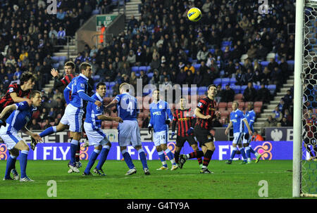 Edin Dzeko von Manchester City trifft das Eröffnungstor beim Spiel der Barclays Premier League im DW Stadium, Wigan. Stockfoto