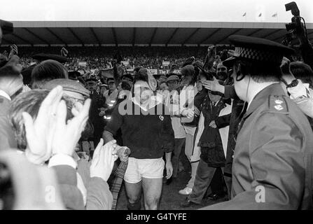 Der schottische Kapitän David Sole genoss den Applaus der begeisterten Fans nach dem Sieg seines Teams im Jahr 13-7 beim Grand Slam im Five Nations Rugby Union Championship-Spiel gegen England in Murrayfield. Stockfoto