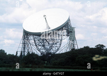 Bibliotheksdatei vom Juni 1977 des Jodrell Bank Radio Telescope in Cheshire. Astronomen haben ein Radioteleskop von der Größe der Erde verwendet, um in das wütende Herz einer instabilen Starburst-Galaxie zu blicken, wurde es am Mittwoch, 8. Dezember 1999, enthüllt. Die Beobachtungen, die von einem der größten Radioastronomieexperimente aller Zeiten stammen, wurden von britischen Astronomen an der Jodrell Bank und der University of Sheffield geleitet. Mit einer Sammlung von 20 Radioteleskopen, die rund um die Erde zusammenarbeiten, produzierte das Team Bilder von beispiellosen Details einer Galaxie, die 10 Millionen Lichtjahre entfernt ist und M82 genannt wird. PA-Foto. Stockfoto
